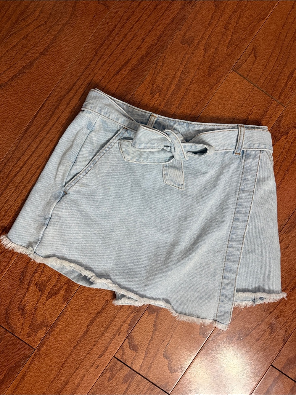 Forever 21 Light Denim belted Skort skirt - size Medium